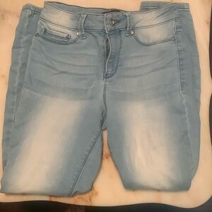I am selling these casual light blue skinny jeans!!
